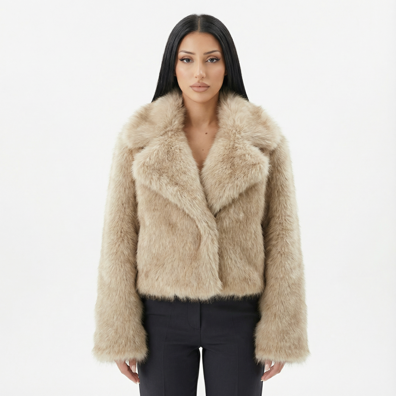 Kurzer Mantel aus Kunstpelz